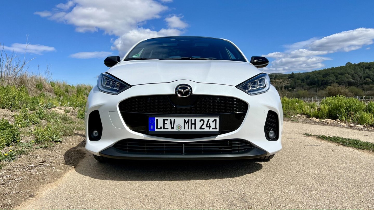 Der vordere Stoßfänger ist neu, er beinhaltet den jetzt fünfeckigen Kühlergrill.