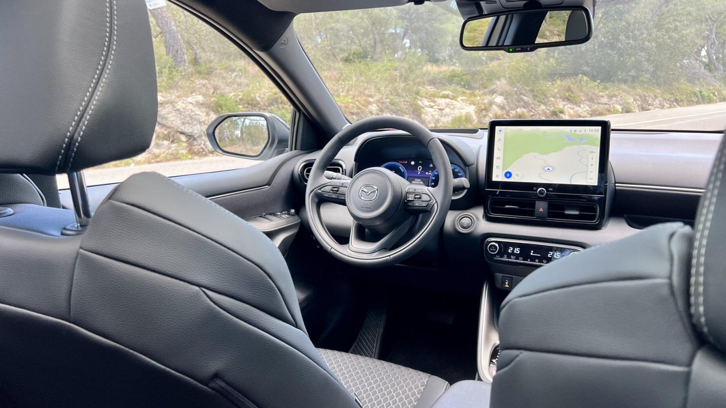 In den Ausstattungslinien Homura und Homura Plus sitzt man auf einer Kunstleder-Stoff-Kombination.