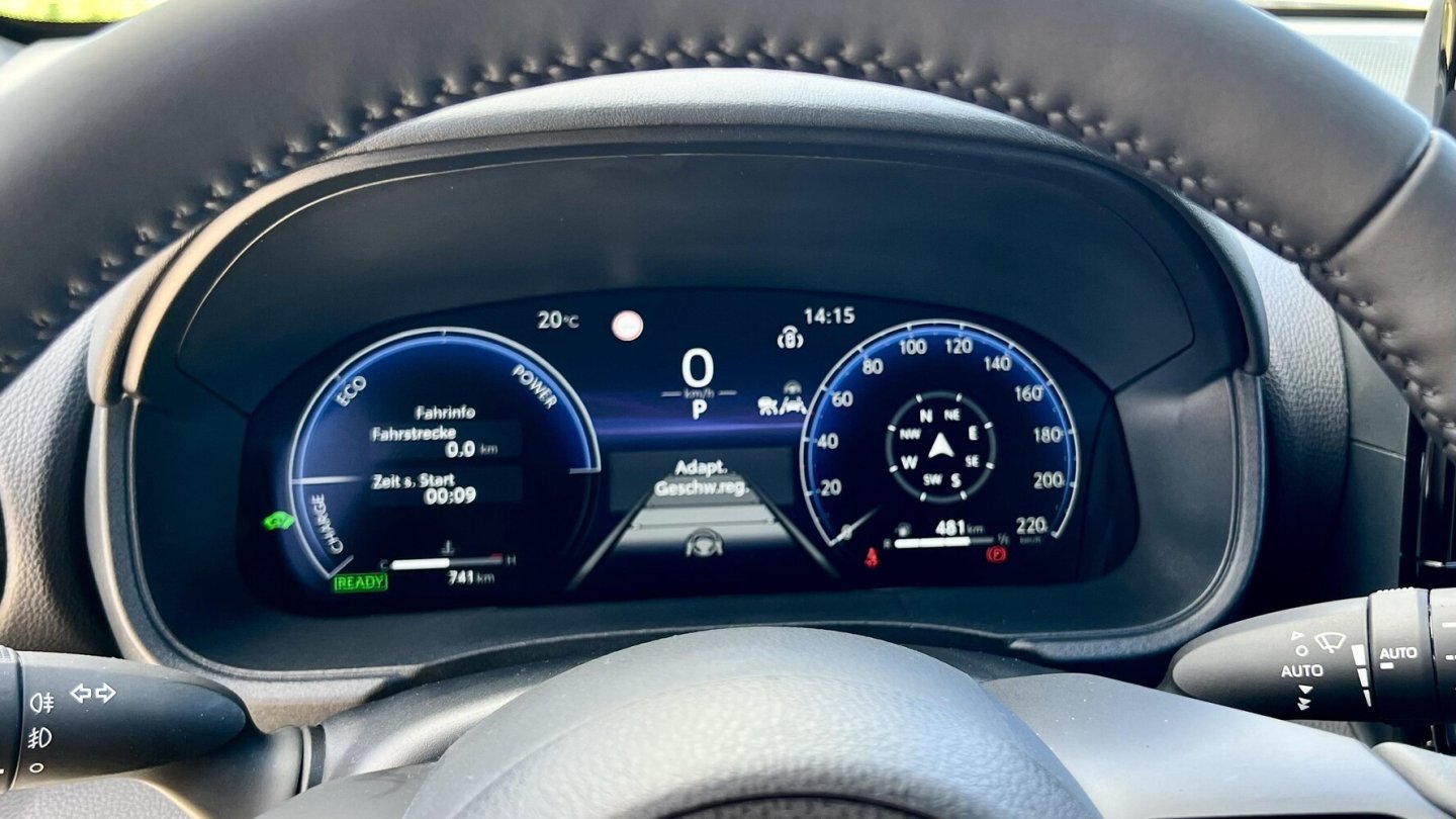 Das Instrumenten-Display zeigt auch Informationen der Fahrassistenz an.