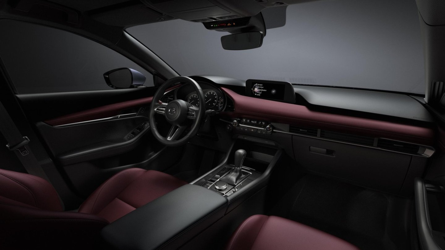 Erstmals gibt es im Mazda3 eine dunkelrote Lederausstattung.