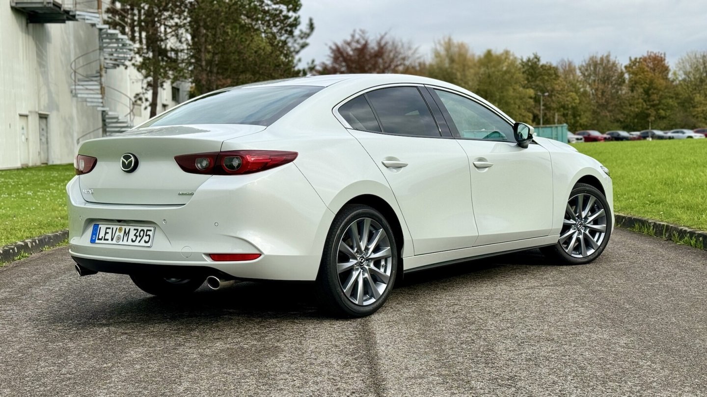 Der Testwagen trägt die Fastback-Karosserie in der Farbe Ceramic White.