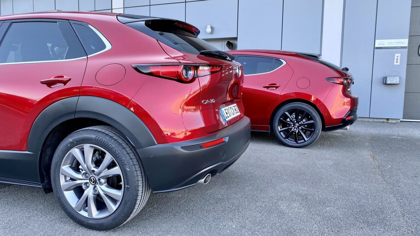Der CX-30 (vorne) ist gut neun Zentimeter höher als der Mazda3.