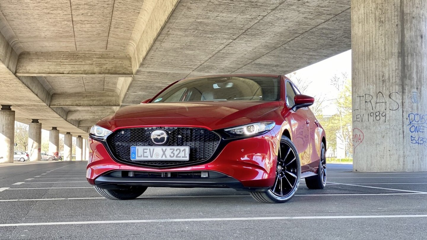 Der Mazda3 Hatch hat stets schwarzen Lidschatten an der Front.