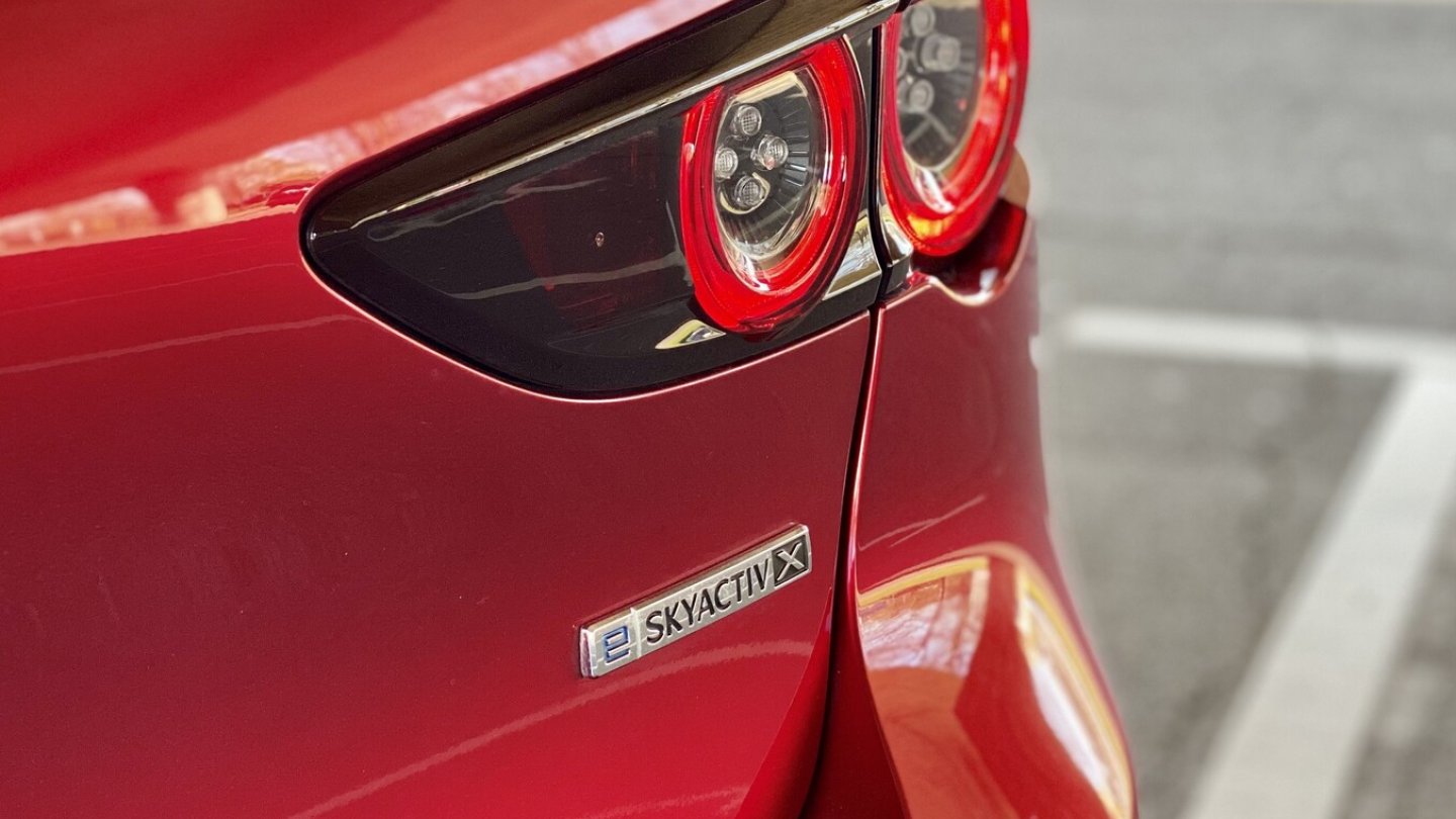 Der Skyactiv X - Motor wurde überarbeitet.