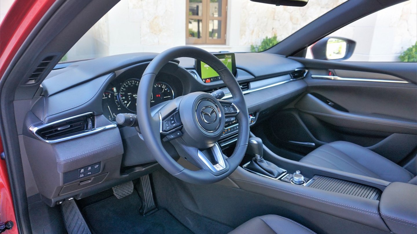 Das neue Cockpit ist sehr schick, vor allem mit dem Plus-Paket im Mazda6 Sports-Line.