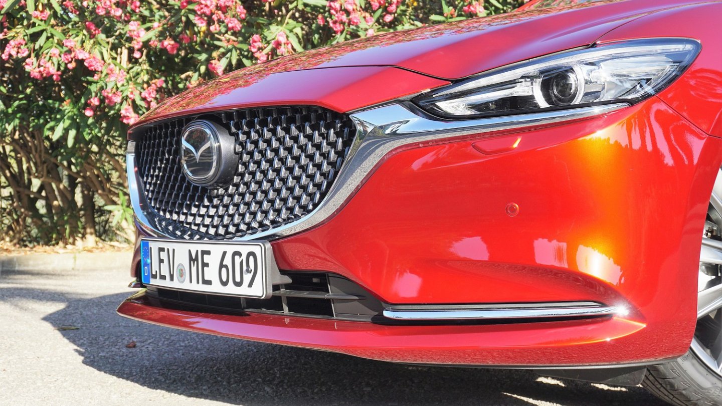 An der Front des Mazda6 zeigt sich ein tieferer Grill mit neuer Chromspange.