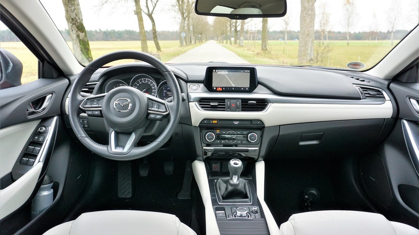 Das Cockpit des MAzda6 ist der Schaltzentrale des BMW 3er nicht unähnlich.