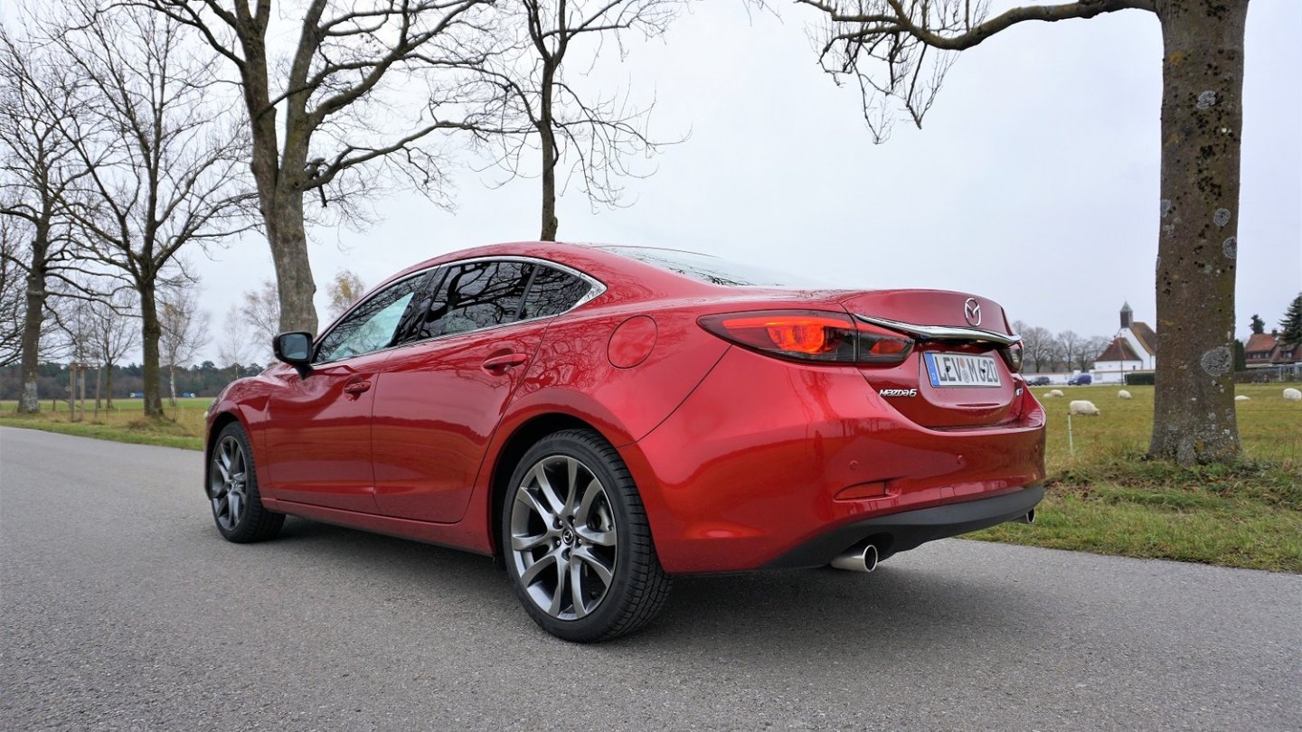 Rubinrot steht dem großen Japaner ausgezeichnet. Auch an grauen Herbsttagen.