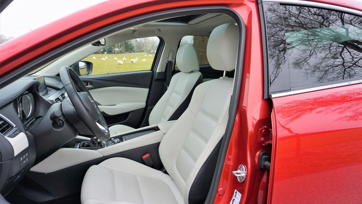 Die weiße Lederausstattung sieht edel aus und freut sich auf den Kampf mit der Fahrerjeans.