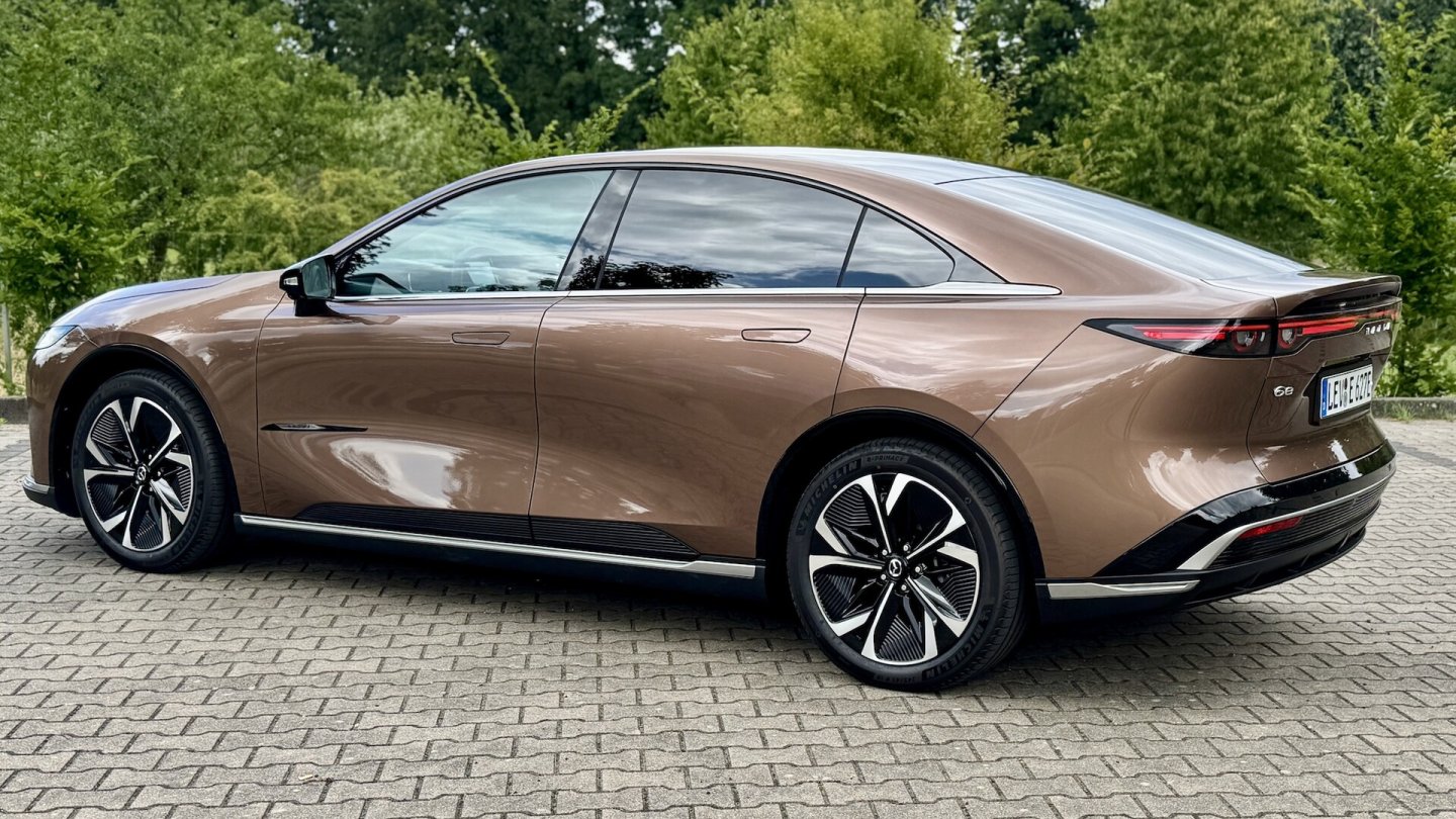 19-Zoll-Felgen sind serienmäßig, die Lackierung in Melting Copper kostet 850 Euro Aufpreis.