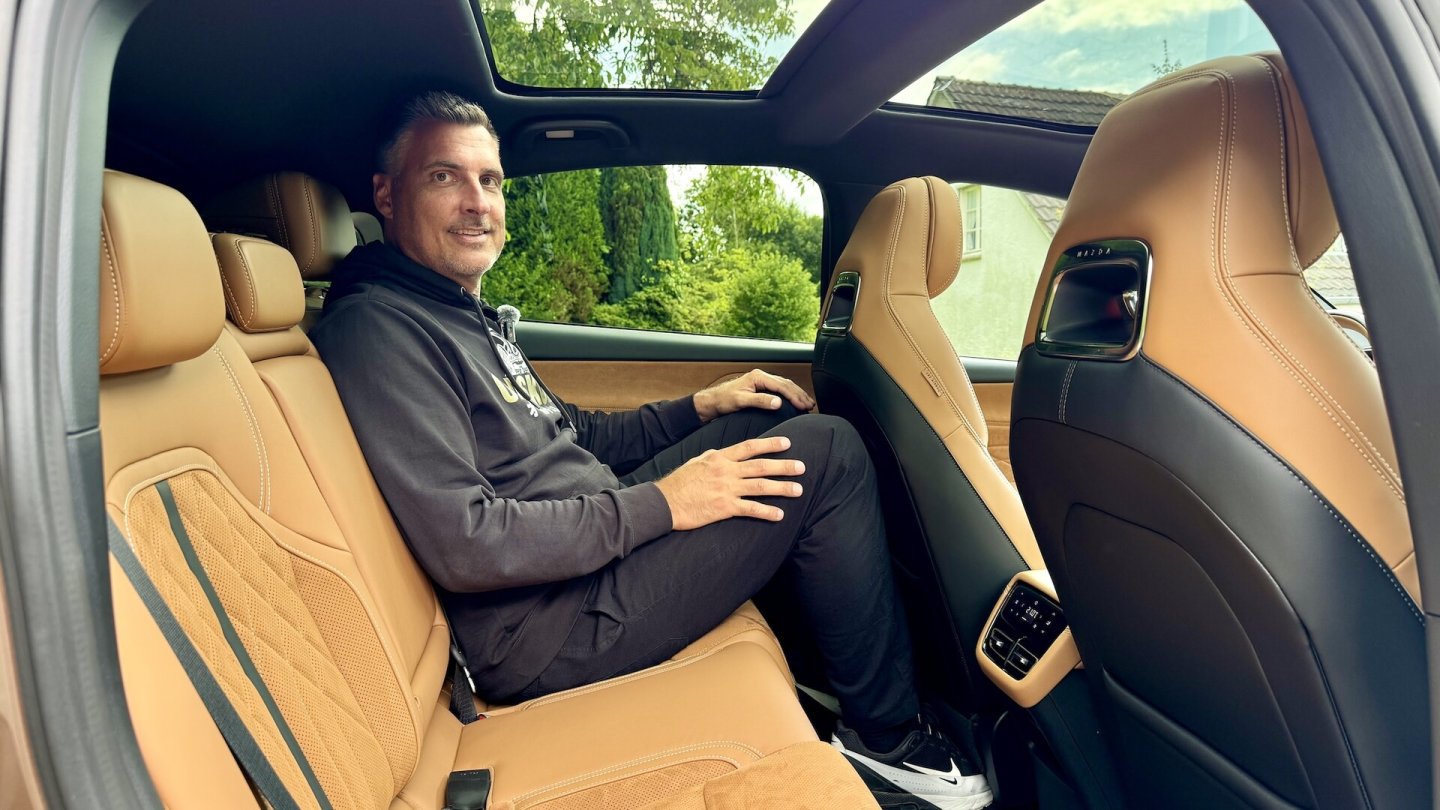 Die flache Bank im Fond sorgt für stark angewinkelte Beine.