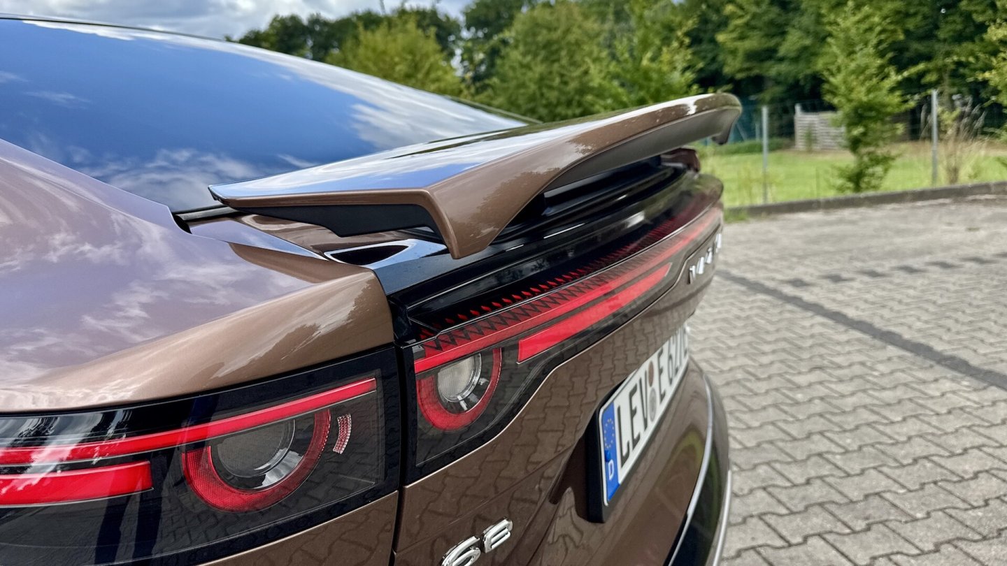 Der Heckspoiler fährt bei 90 km/h automatisch aus.