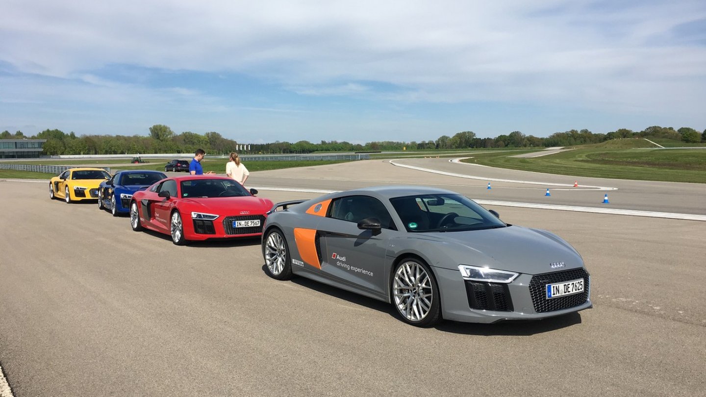 Startbereit für den Formationsflug: die vier Audi R8 V10 plus.