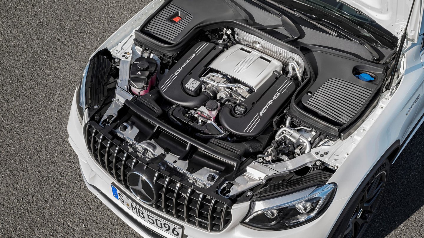 AMGs Standardmedizin gegen Antriebslosigkeit: der 4,0 V8 Biturbo.
