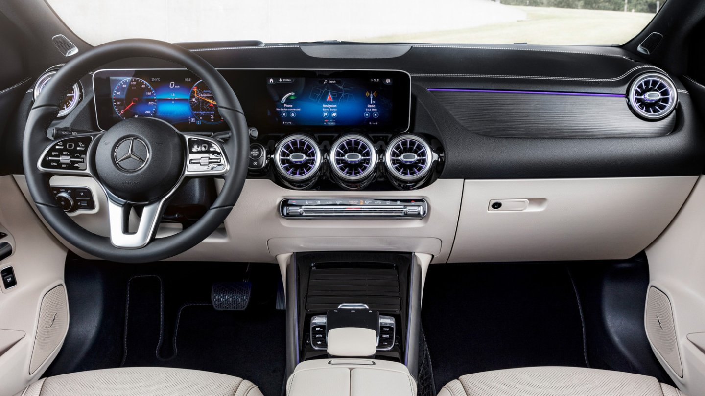 Auch die B-Klasse-Kundschaft kann das MBUX-Cockpit nutzen.