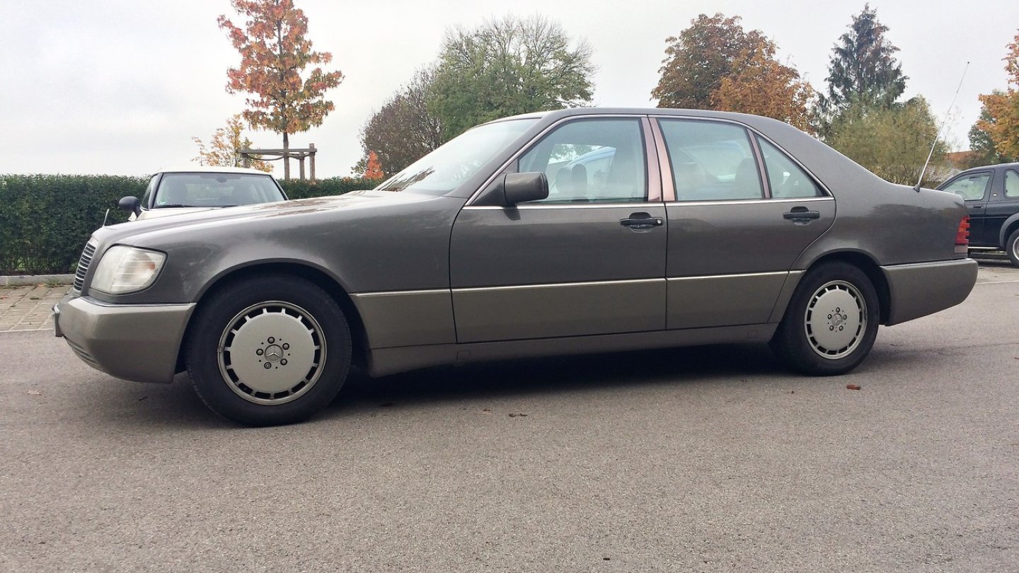 Wohl einer der ersten W140. In Belgien damals mit weißen Blinkern ausgeliefert