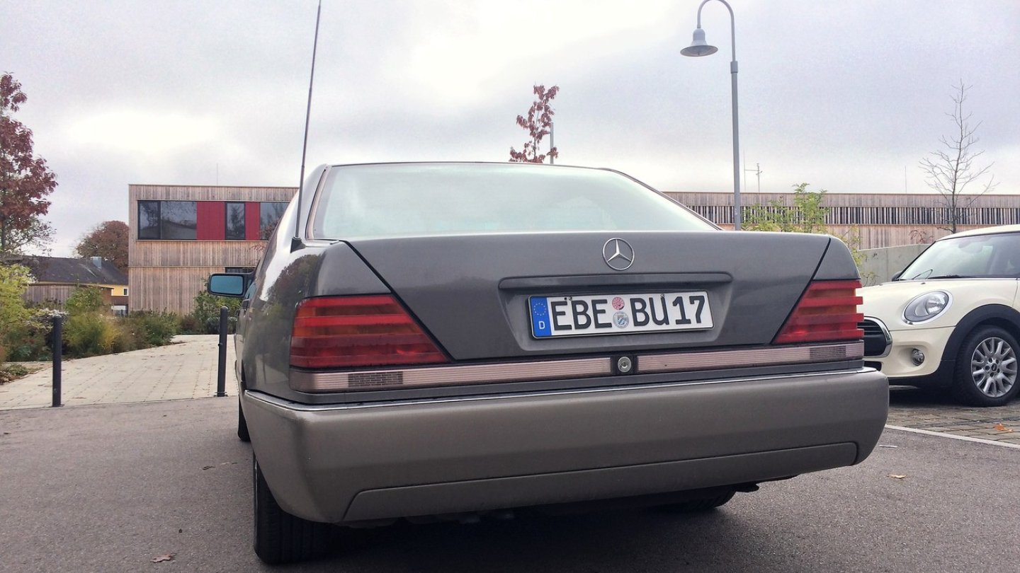 Die Antenne reicht fast bin in den Himmel. Die Heckleuchten vor dem Facelift waren ganz eckig