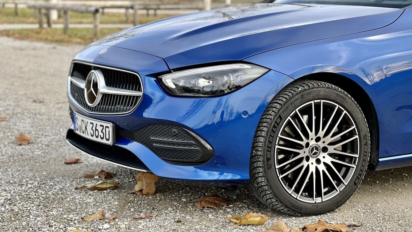 Die 18-Zoll-Felgen unterstreichen mit den adaptiven Dämpfern ein hohes Komfortniveau.