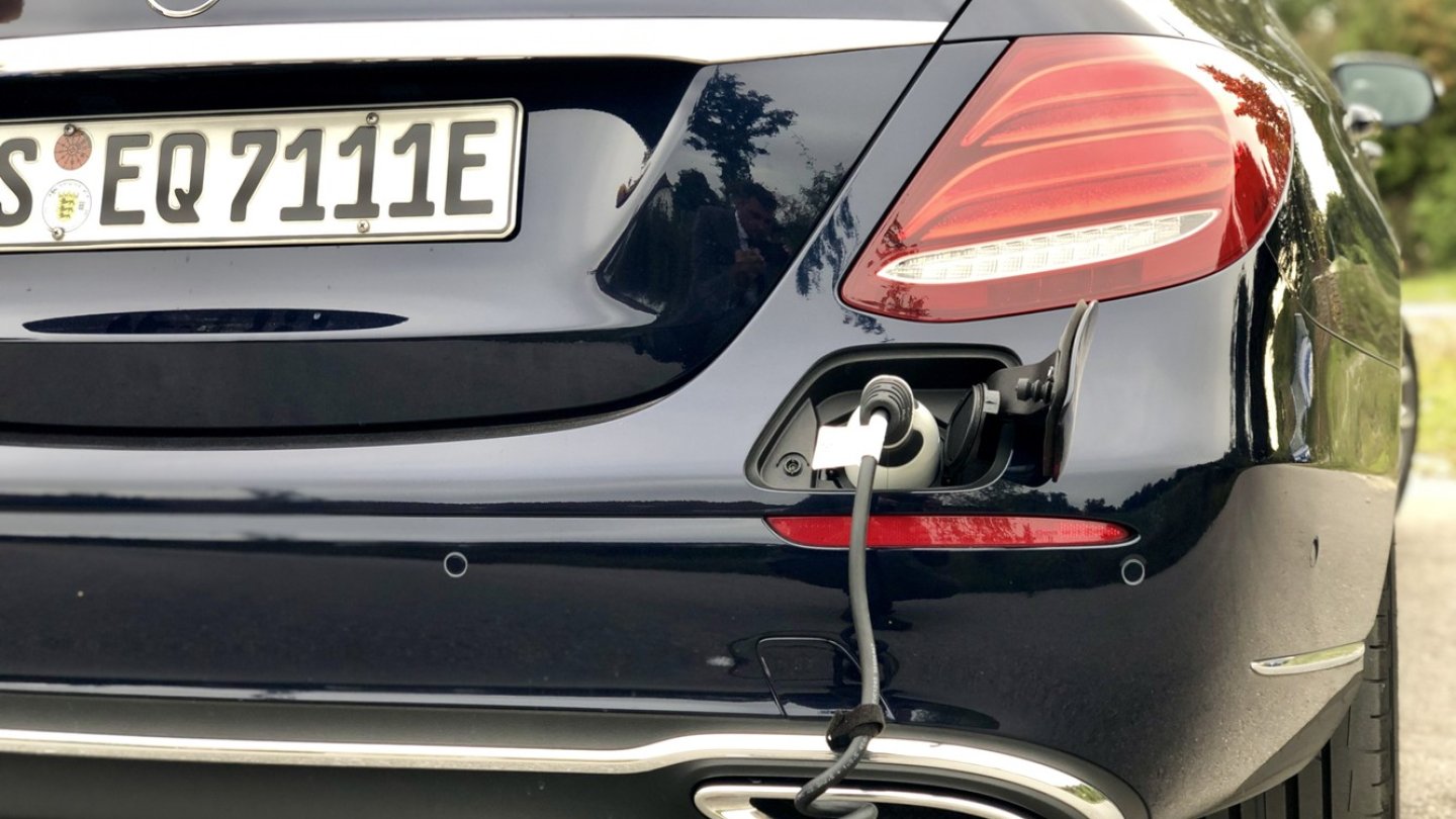 Der Stromanschluss liegt unter dem rechten Rücklicht.