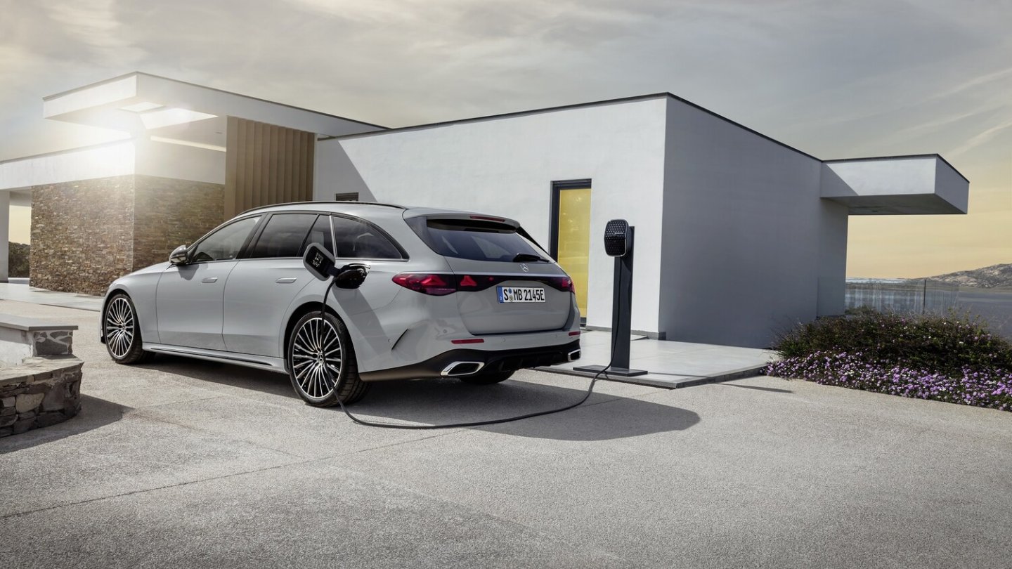 Der Plug-in Hybrid E 300e bekommt eine 25,4 kWh große Batterie.