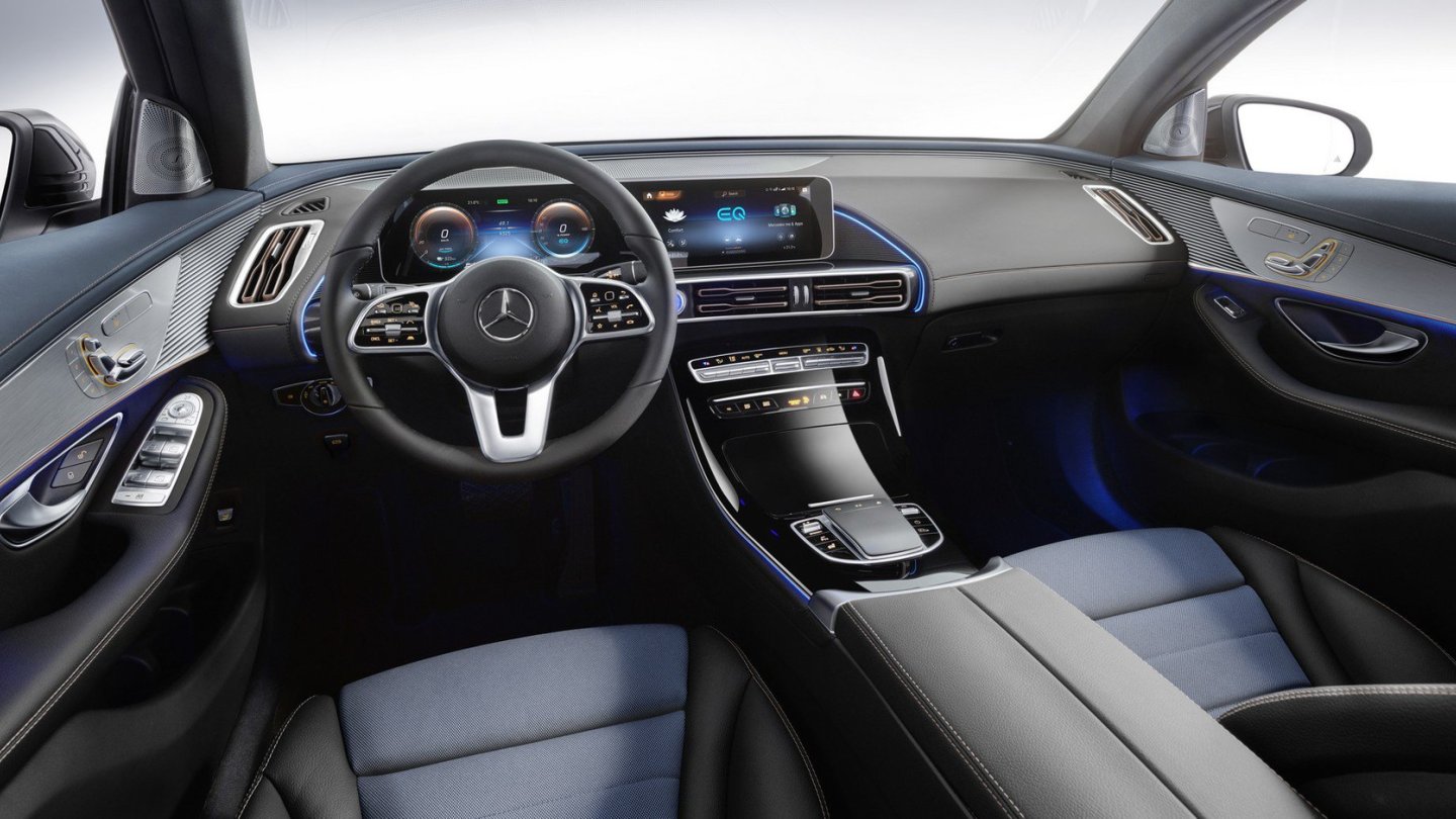 Im Cockpit des Mercedes EQC zieht das MBUX-System ein.