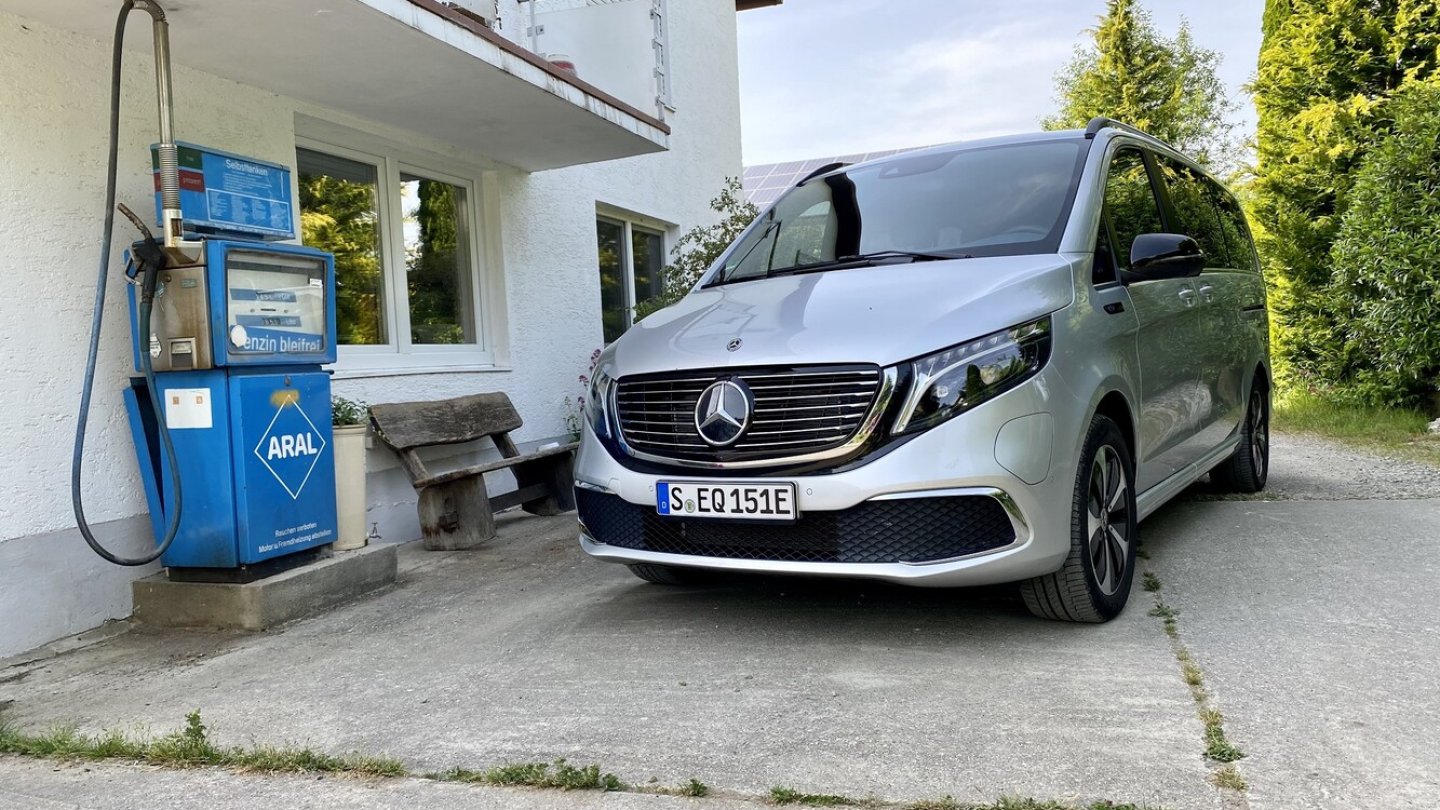 Zwei Epochen in einem Foto: Sprit braucht der EQV nicht.