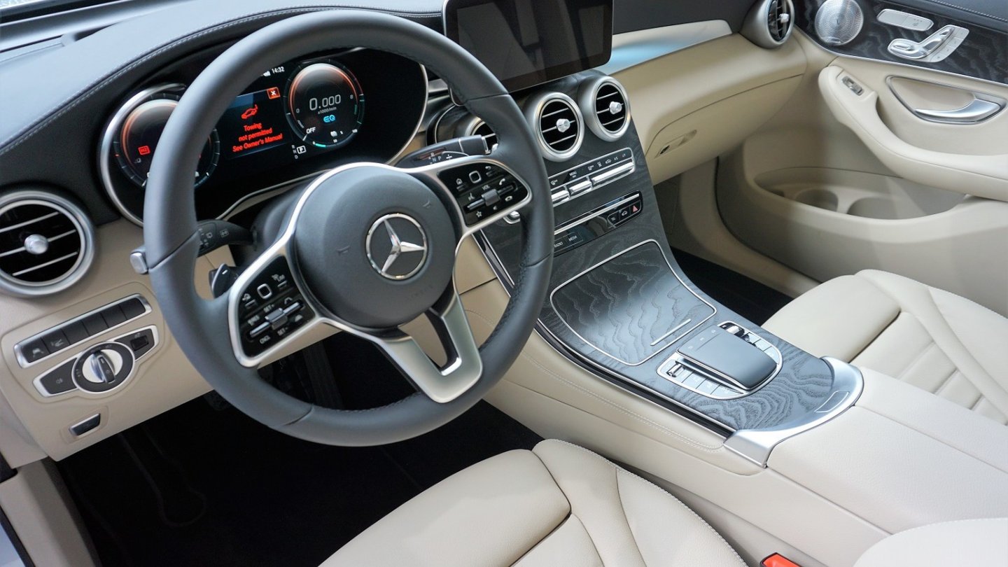 Das Cockpit entspricht weitgehend dem regulären GLC.