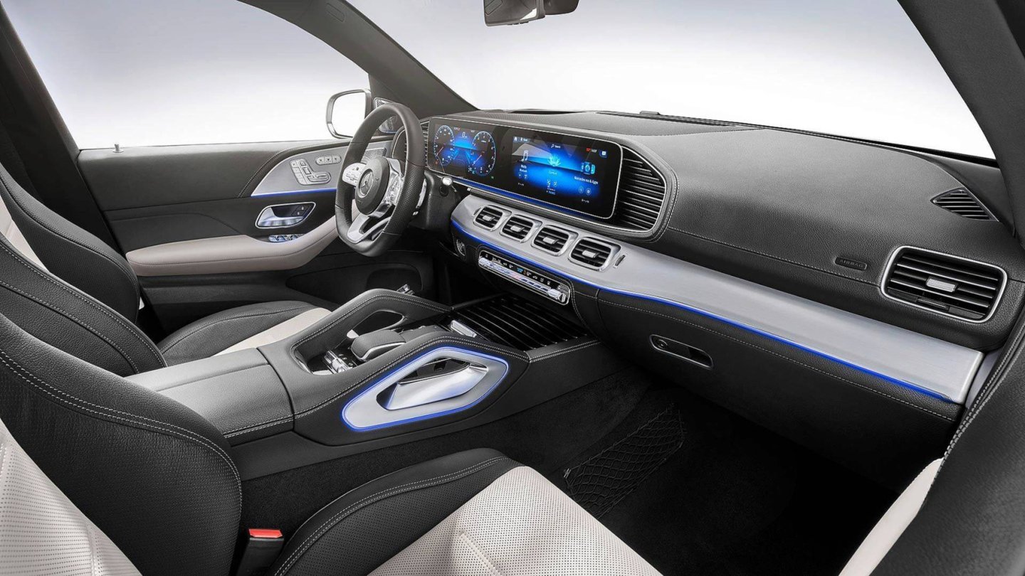 Auch im neuen Mercedes GLE kommt das MBUX-Cockpit mit großen Displays.