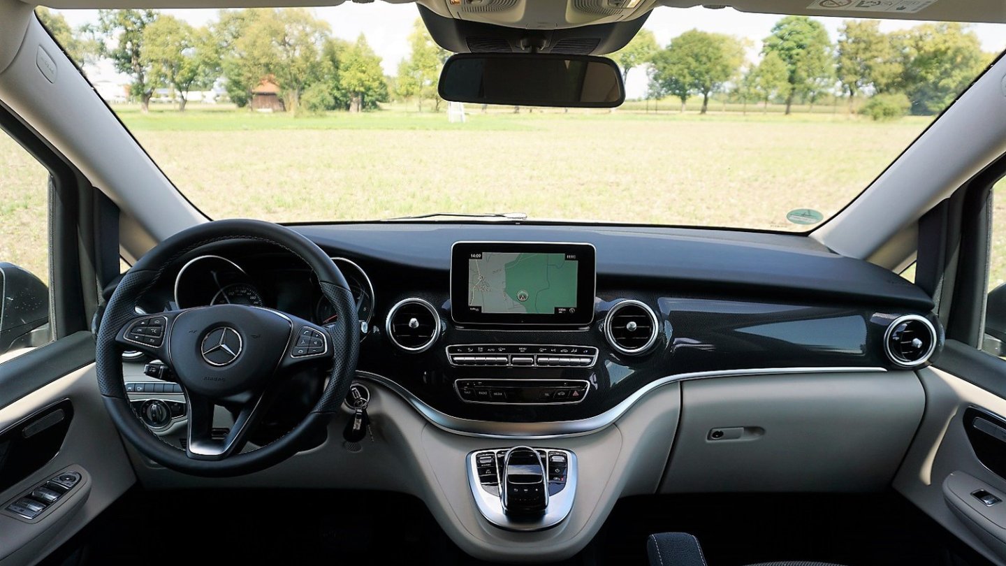 Das schicke und gut verarbeitete Cockpit entspricht natürlich dem der V-Klasse.