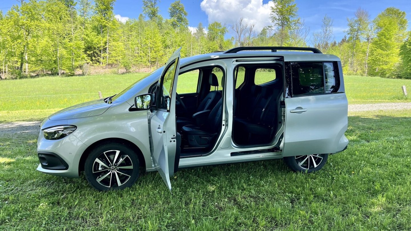 Zwei Schiebetüre und weit öffende Türen vorne erleichtern den Alltag mit der T-Klasse.