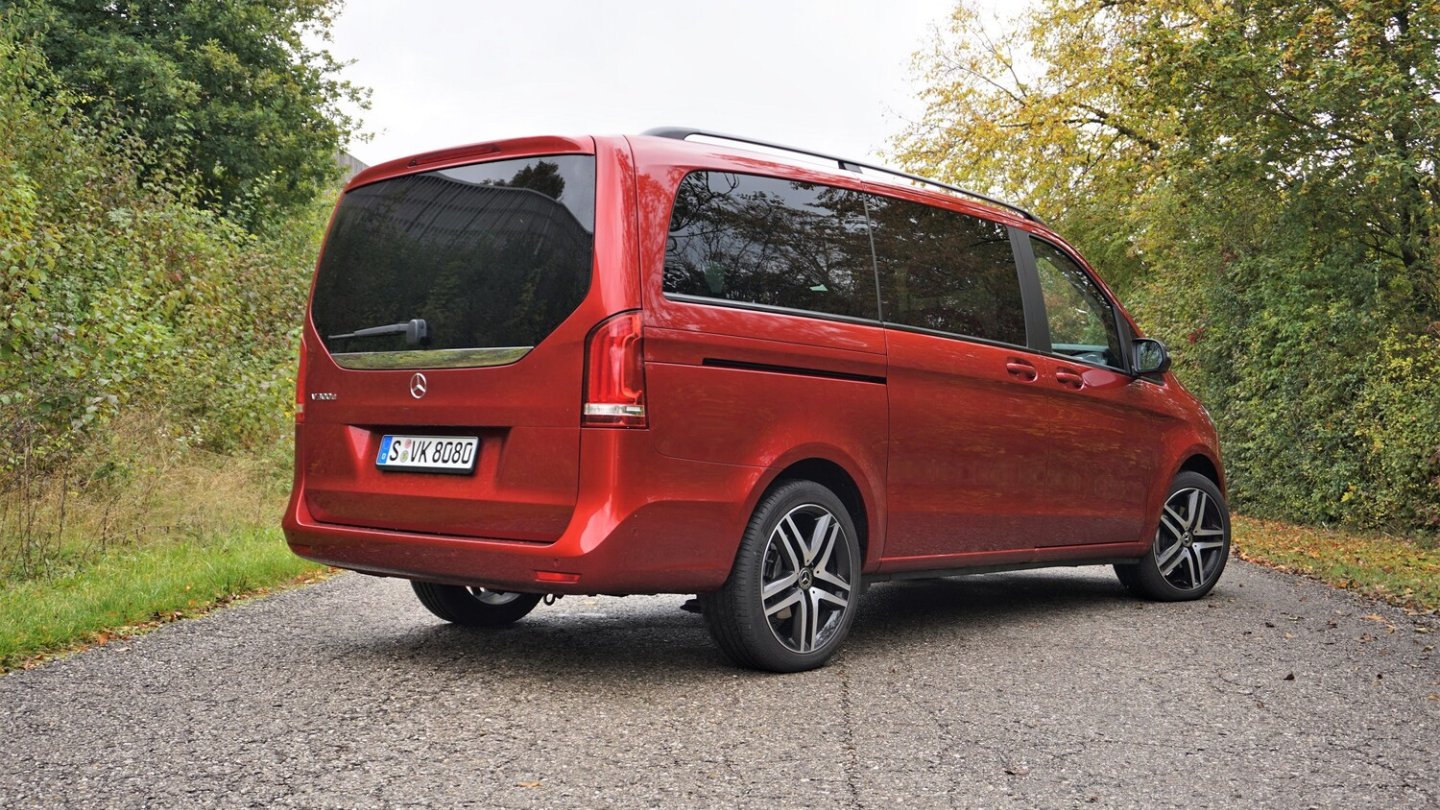 Der Testwagen trägt die Farbe Hyanzithrot-Metallic.