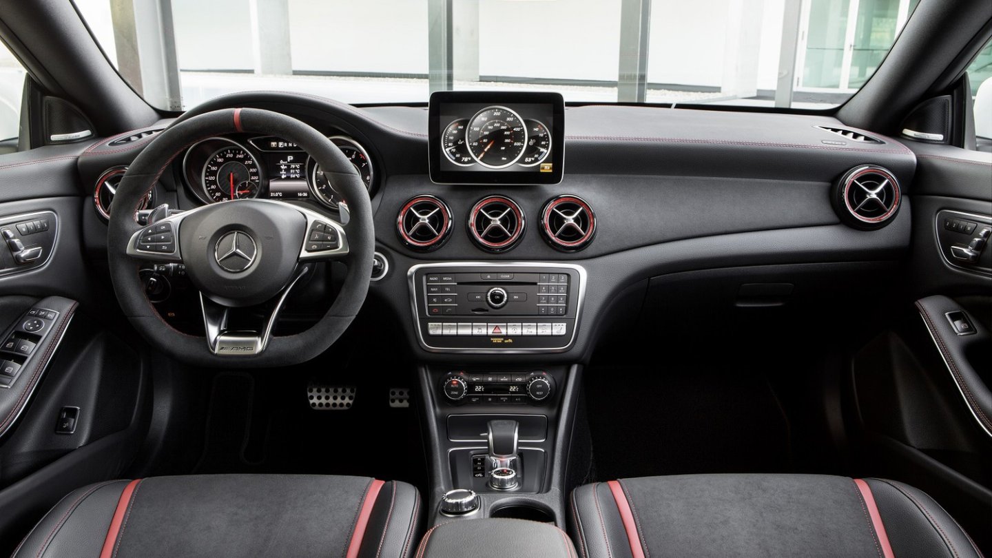 Auch im Cockpit ändern sich nur Nuancen. Hier das AMG-Interieur.