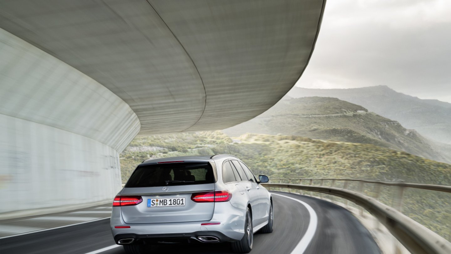 Breite Lichter, Endrohblenden und die Rückstrahler. Sieht alles leicht gequetscht aus.