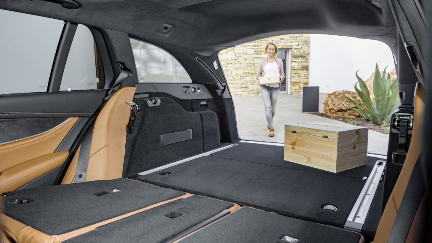 Schluckt weniger als bisher, aber ist immer noch riesig: Der Laderaum des E-Klasse T-Modells.