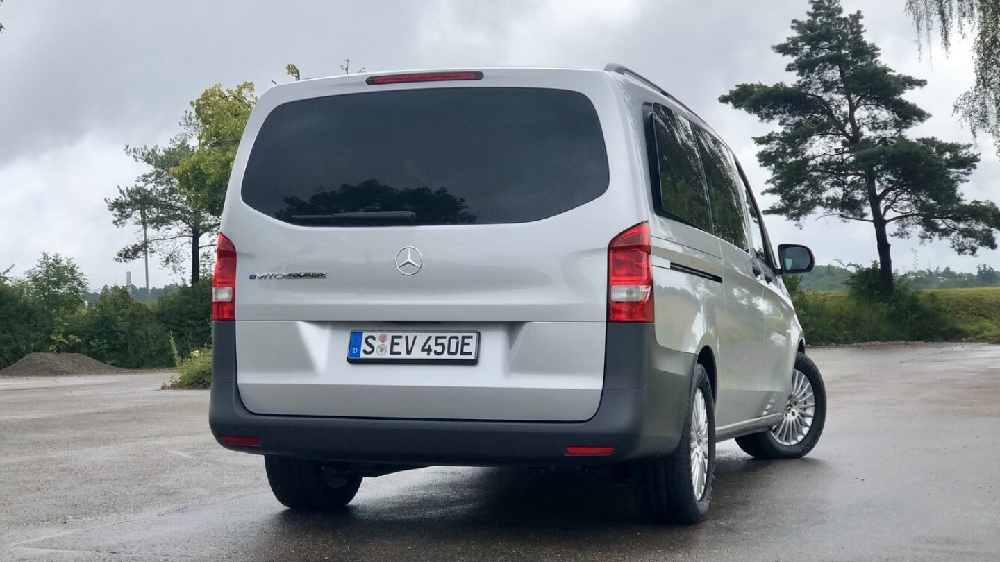 Egal, ob Kinder oder Hobbies Platz brauchen - in den eVito Tourer passt alles hinein.