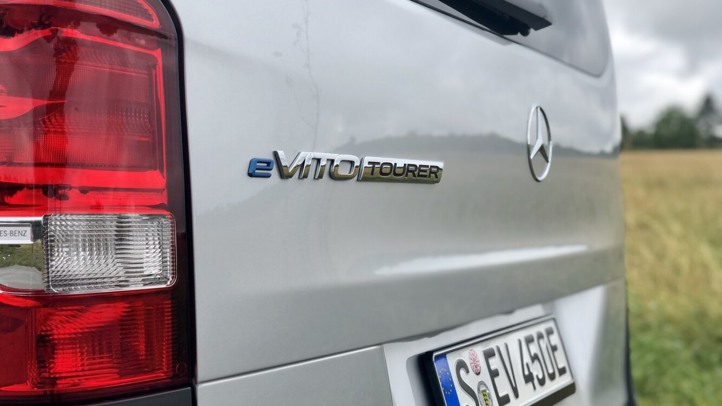 Der eVito Tourer ist deutlich günstiger als der noble EQV.