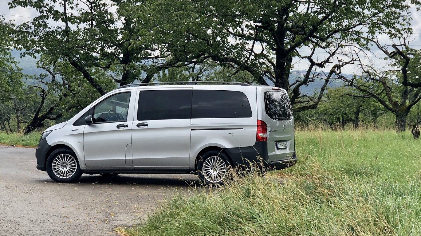 Den Mercedes eVito gibt es zwei Karosserielängen. Hier steht er mit 5,14 Metern.