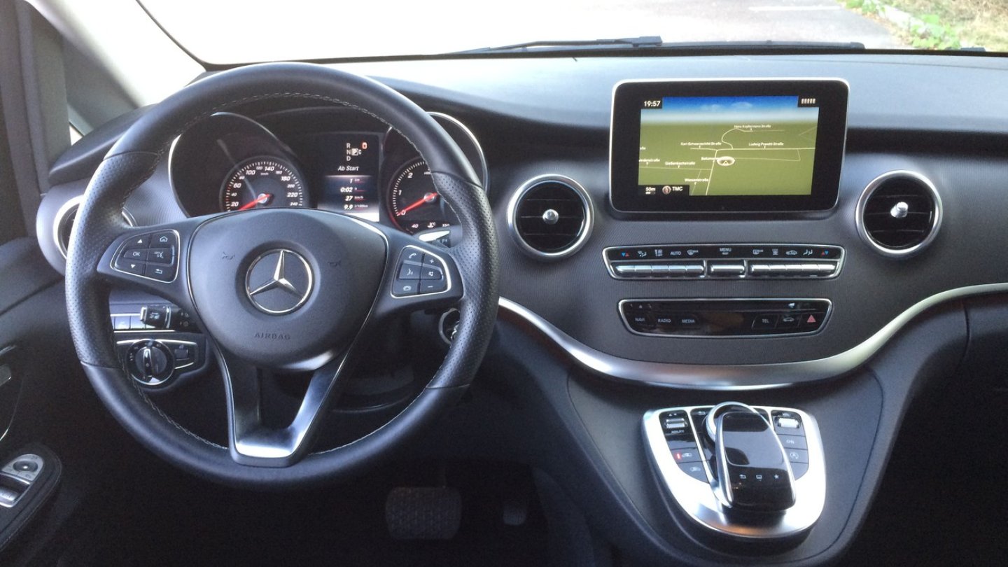Mercedes-PKW-Niveau: Elegantes Cockpit mit einem hochwertigen Materialmix.