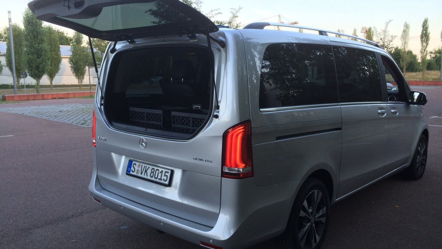 Einzeln zu öffende Heckklappe, ein Segen in engen Parklücken. V-Klasse - Multivan: 1:0