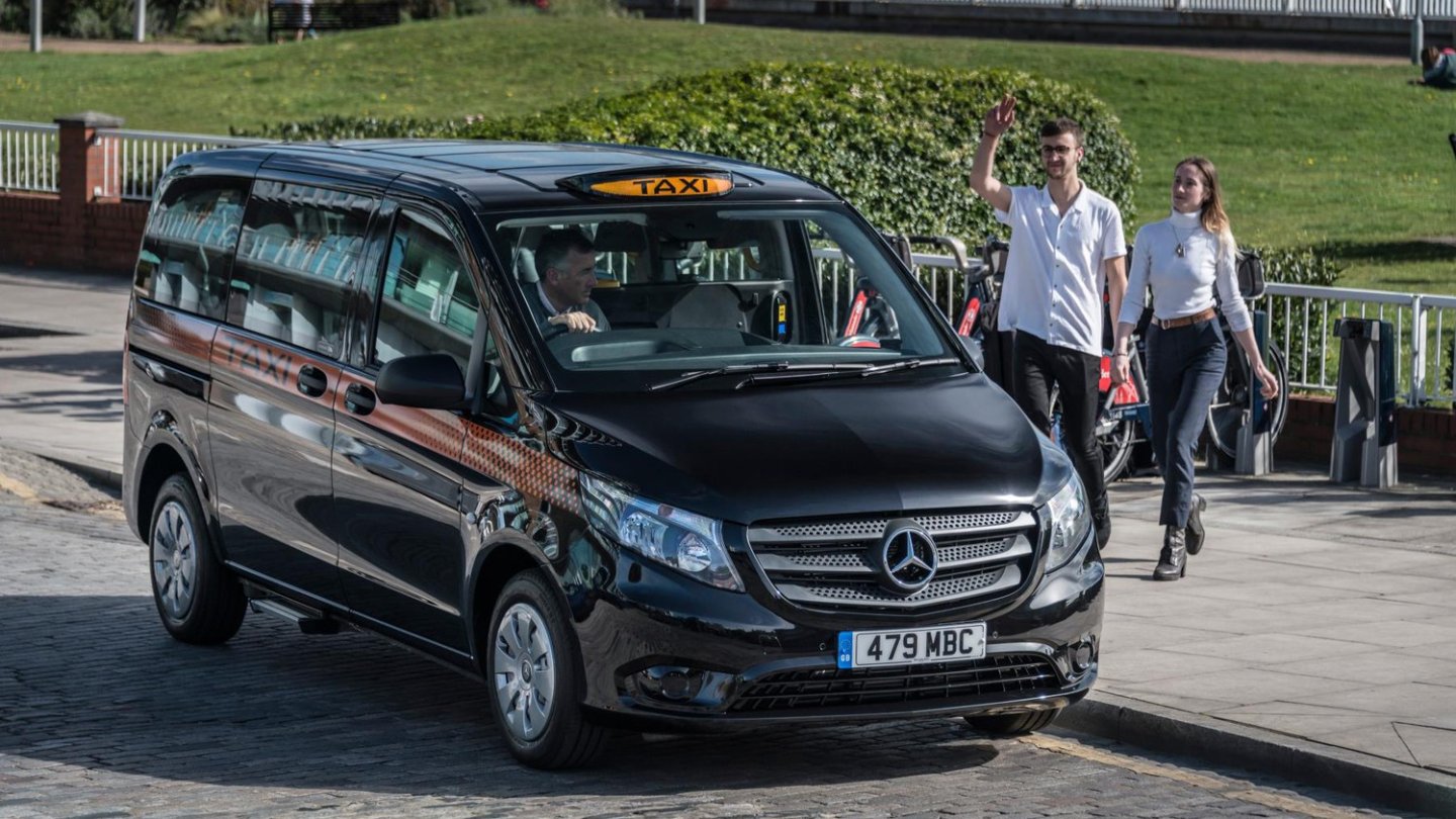 Winke, winke. Auch der aktuelle Mercedes Vito kann in London als Taxi vorfahren.