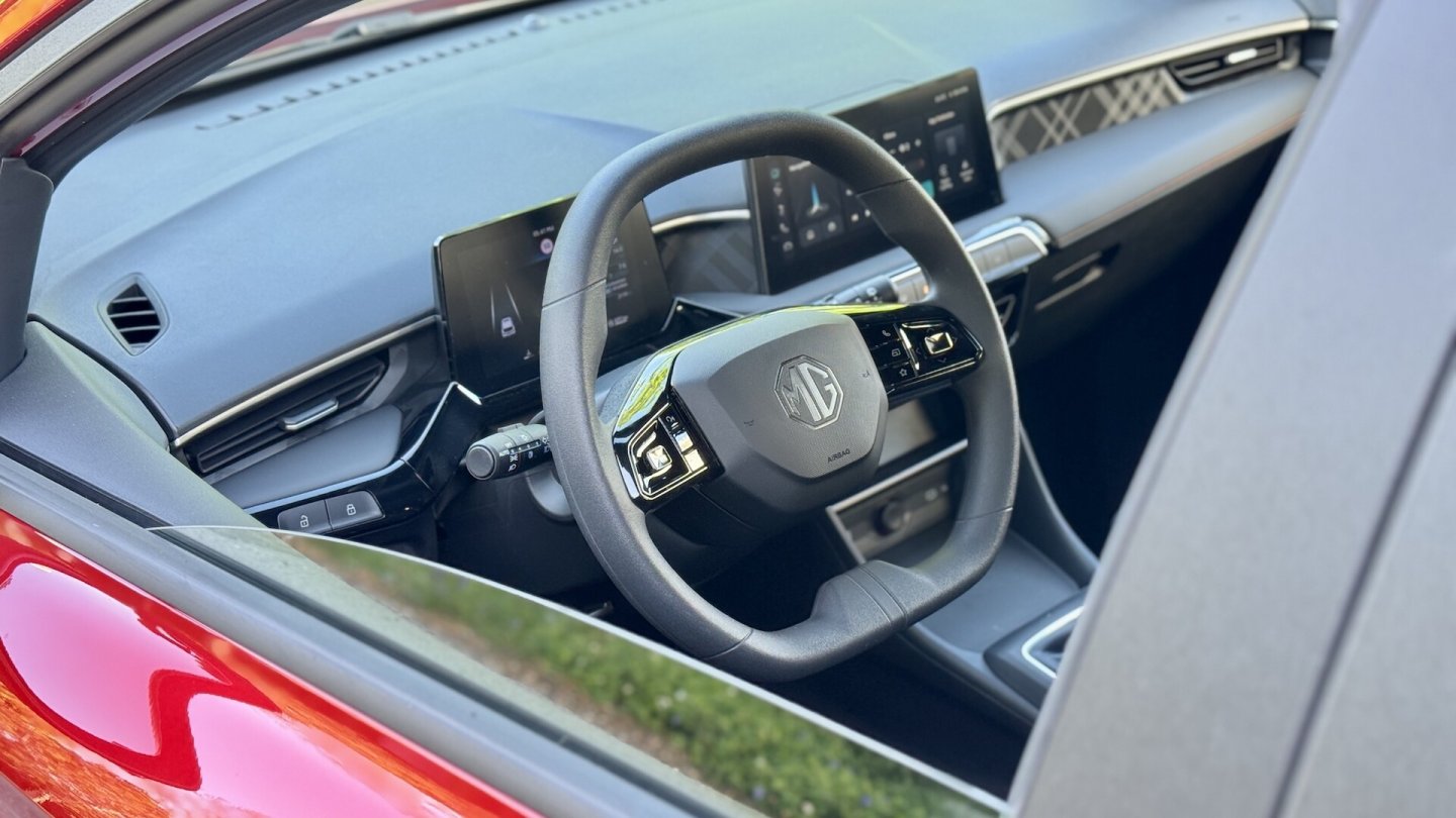 Adretter Innenraum mit digitalen Instrumenten und großem Touchscreen für das Infotainment.