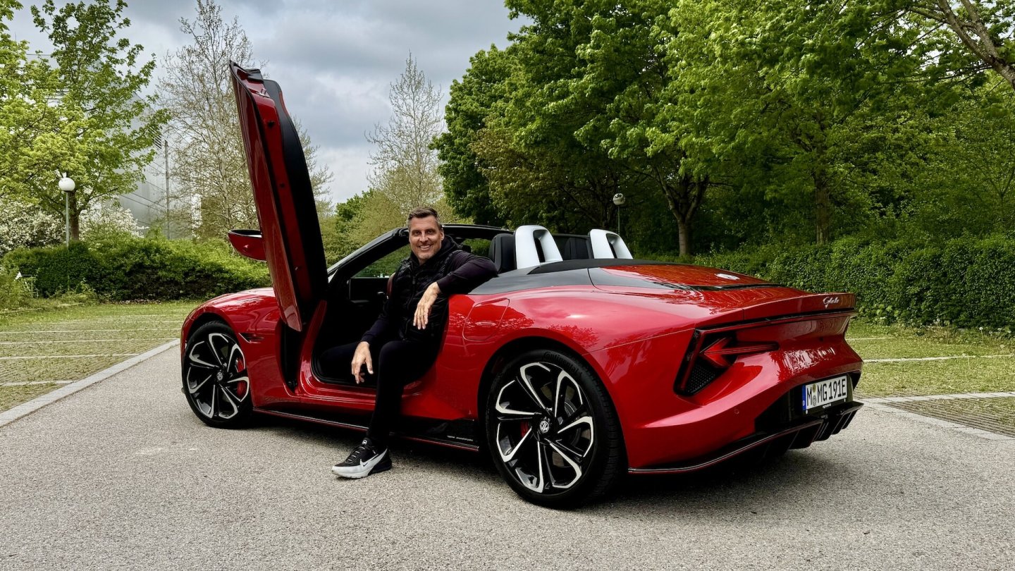 Die beiden Türen öffnen und schließen elektrisch.