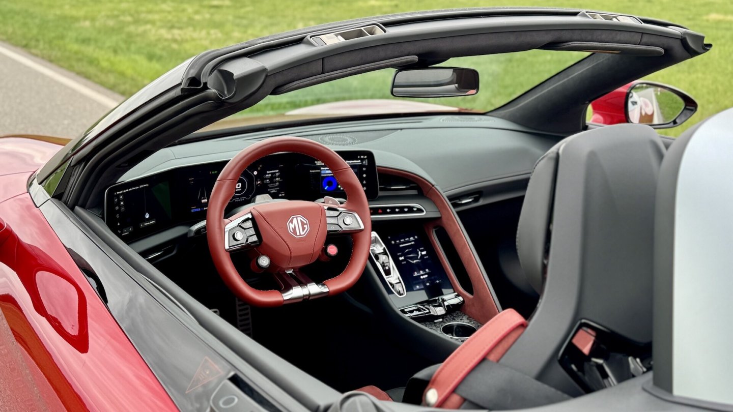 Das Cockpit versammelt vier Displays um den Fahrerplatz.