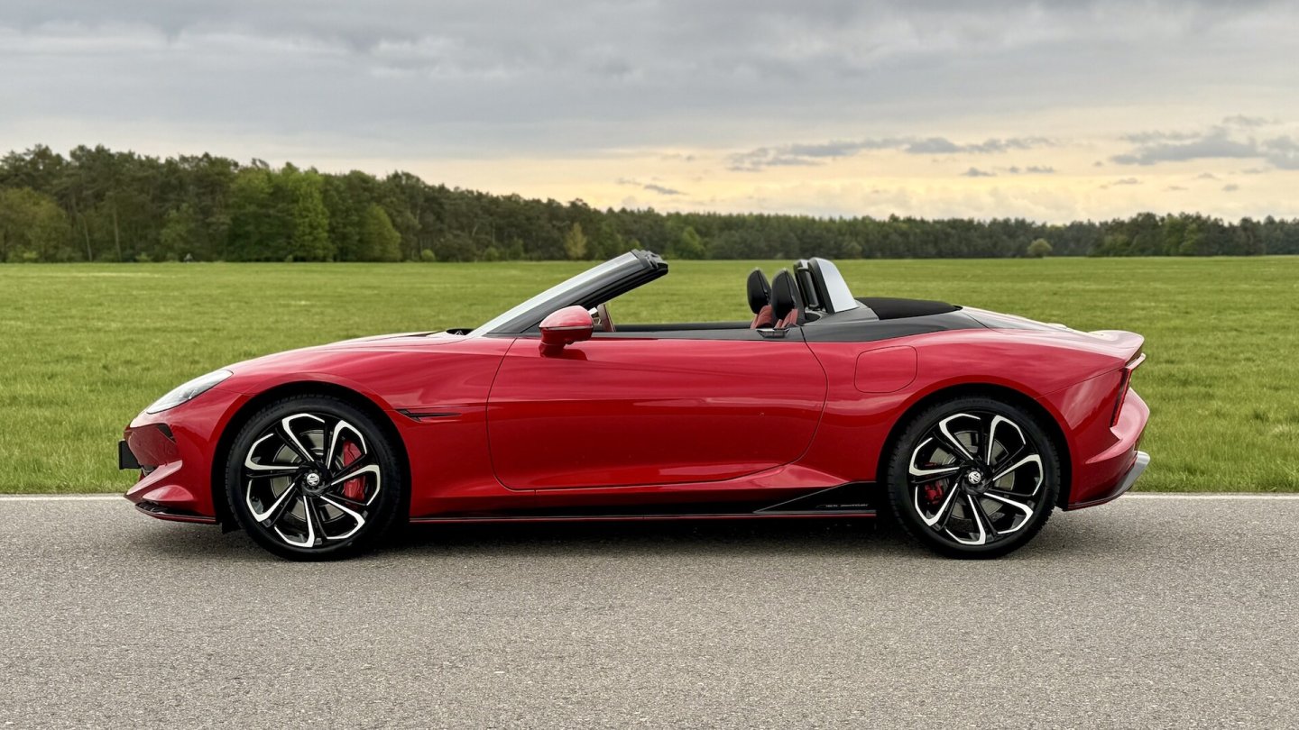 Der nur 1,33 Meter hohe Roadster nutzt, wie die kompakten Modelle MG4 und MGS 5 EV die MSP-Plattform des Herstellers.