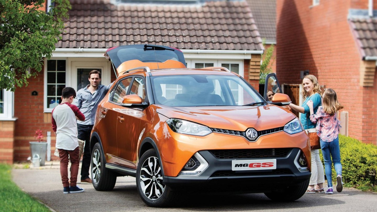 Mit Menschen auf dem Bild sieht man: So klein ist der MG GS gar nicht.