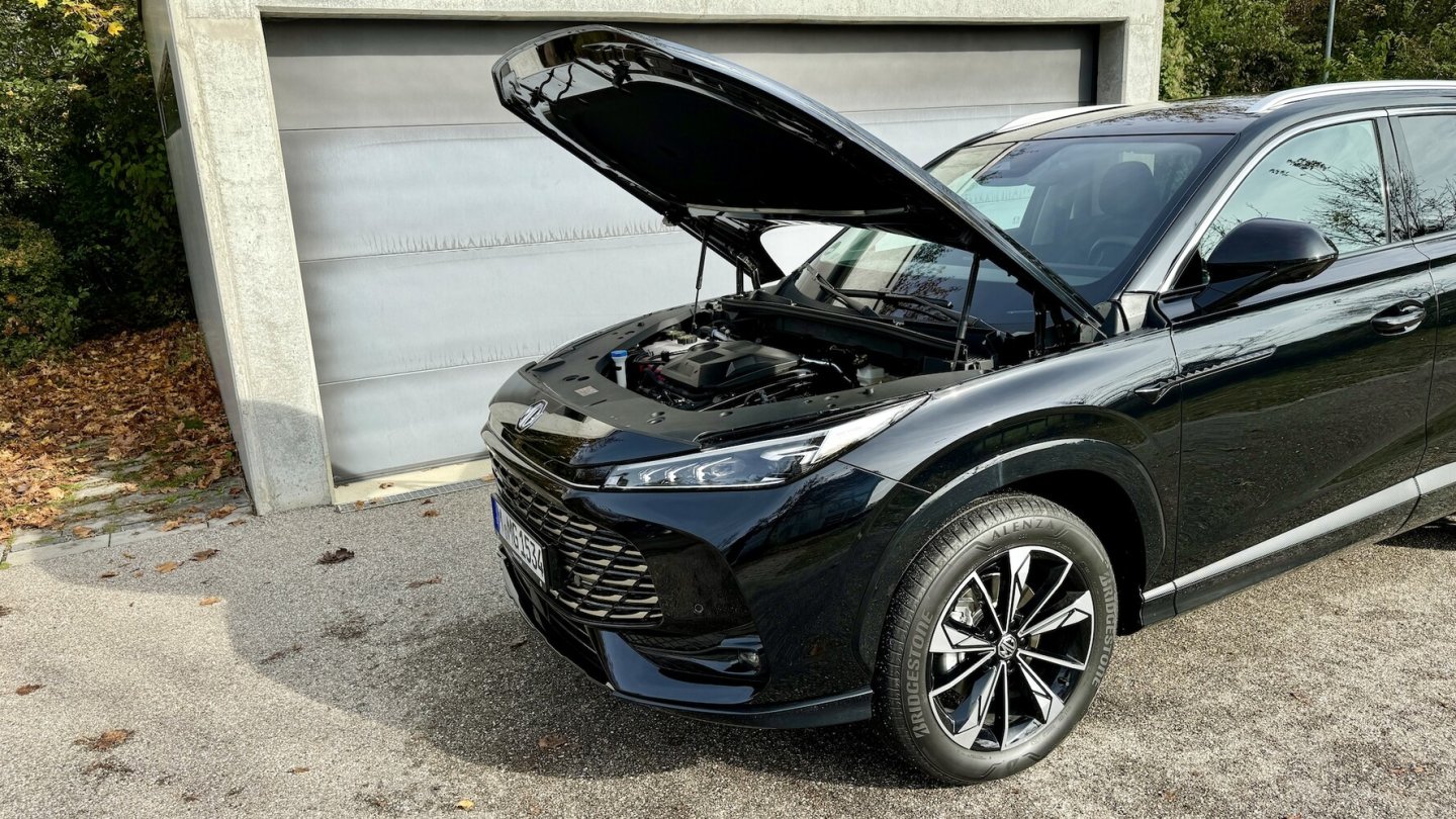 Doppelter Haubenlifter statt Haltestab: Der 1,5 Liter große Turbo leistet 170 PS.