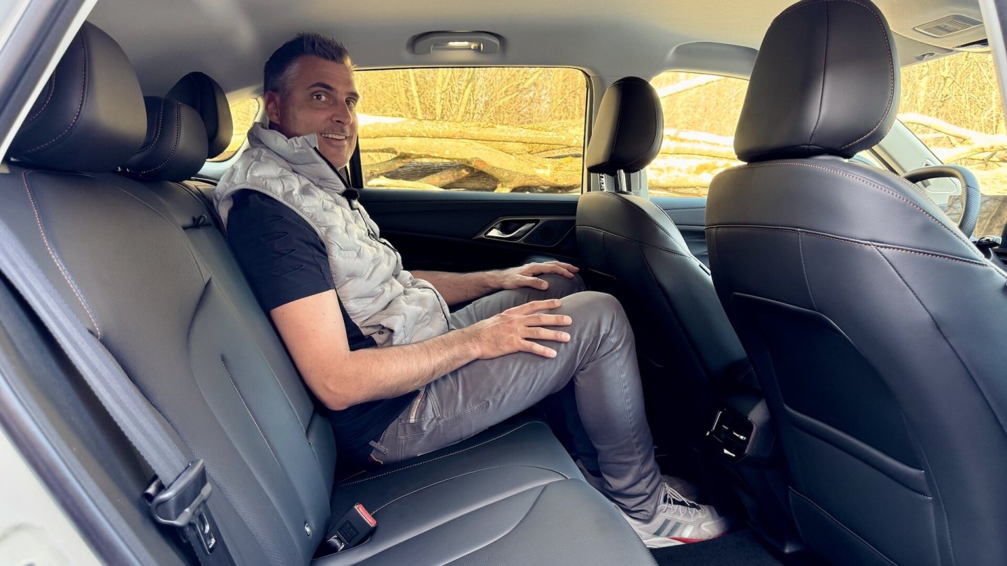 Vor allem in der zweiten Reihe bietet der Chinese üppige Platzverhältnisse.