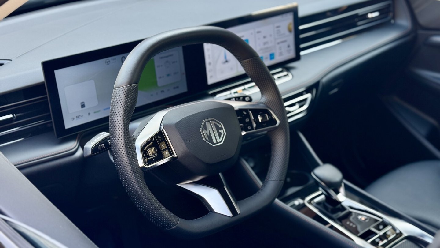 Die beiden großen Displays sind Serie, die Smartphone-Integration gelingt nur mit Kabel.