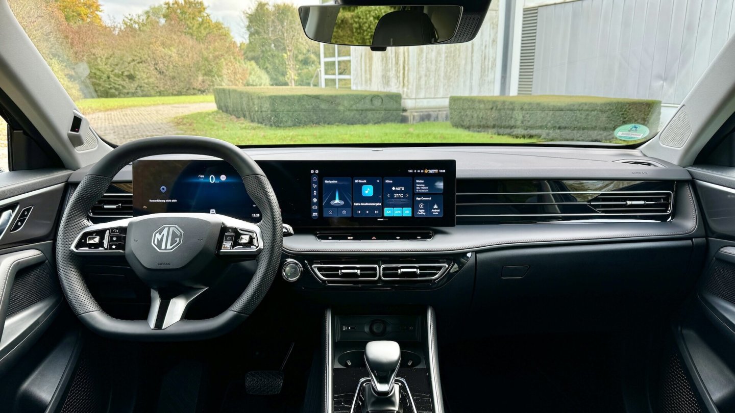 Das Cockpit des MG HS, hier in der Benziner-Variante.