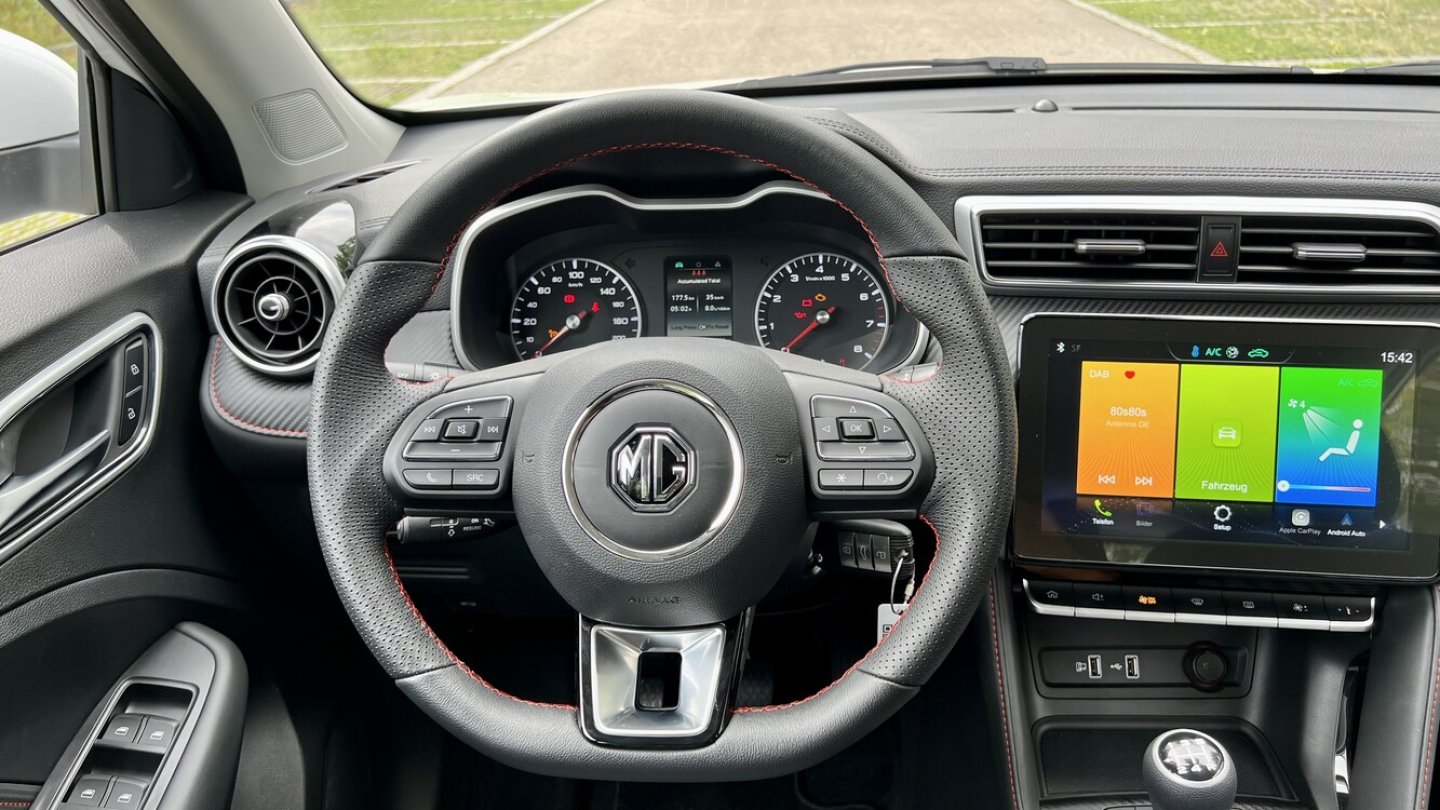 Gut ablesbare, analoge Instrumente mit monochrom-Display dazwischen.